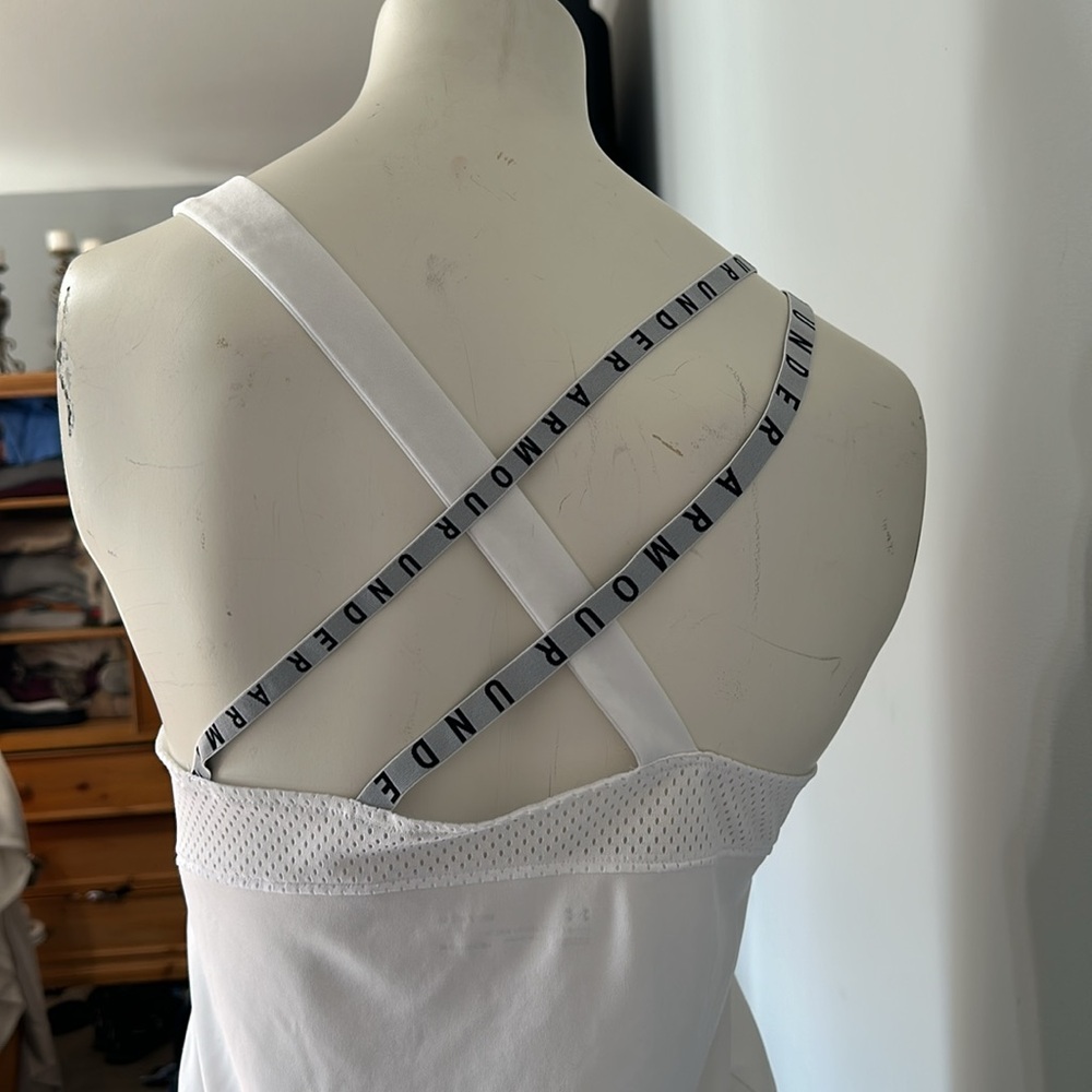 Super cute under armour tank top, never worn. Size M. Bundle and save!